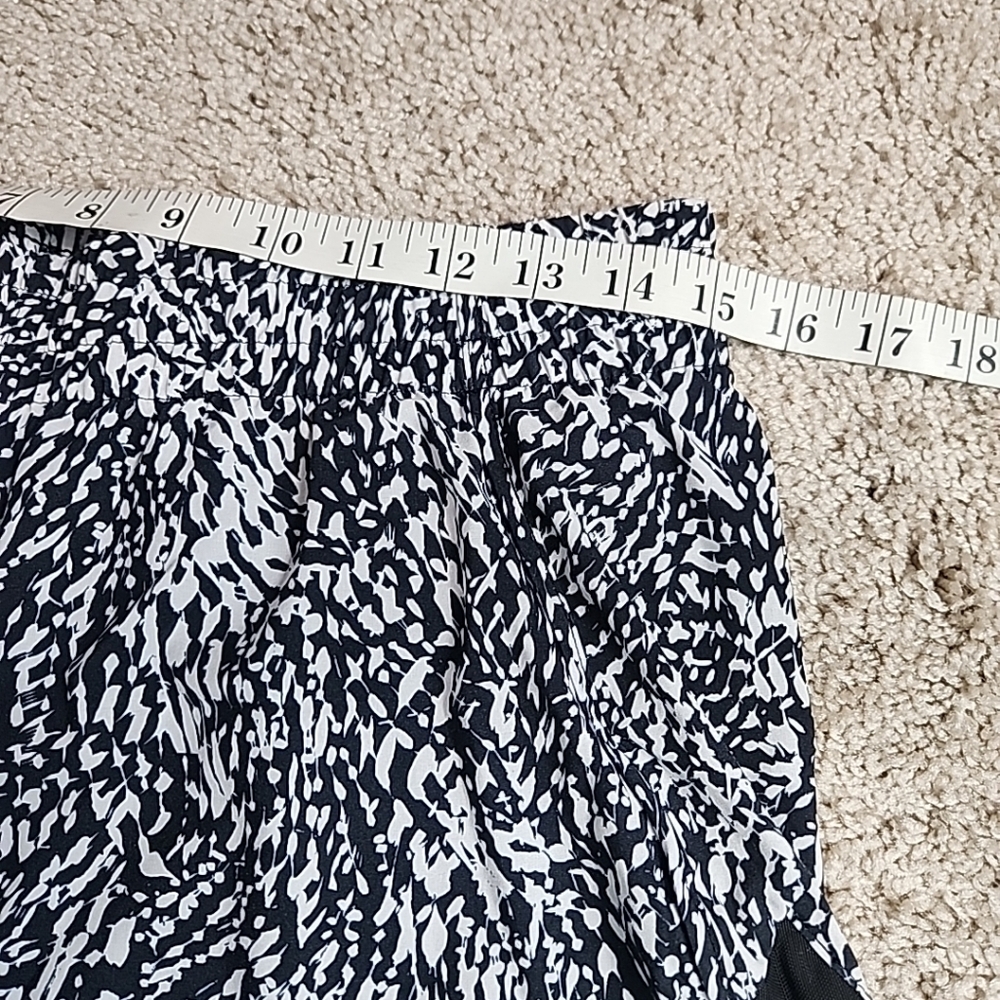 Athleta Printed Mesh Racer Run 4" Shorts in Black Gray Speckle Size Medium  Mesh - Picture 8 of 8